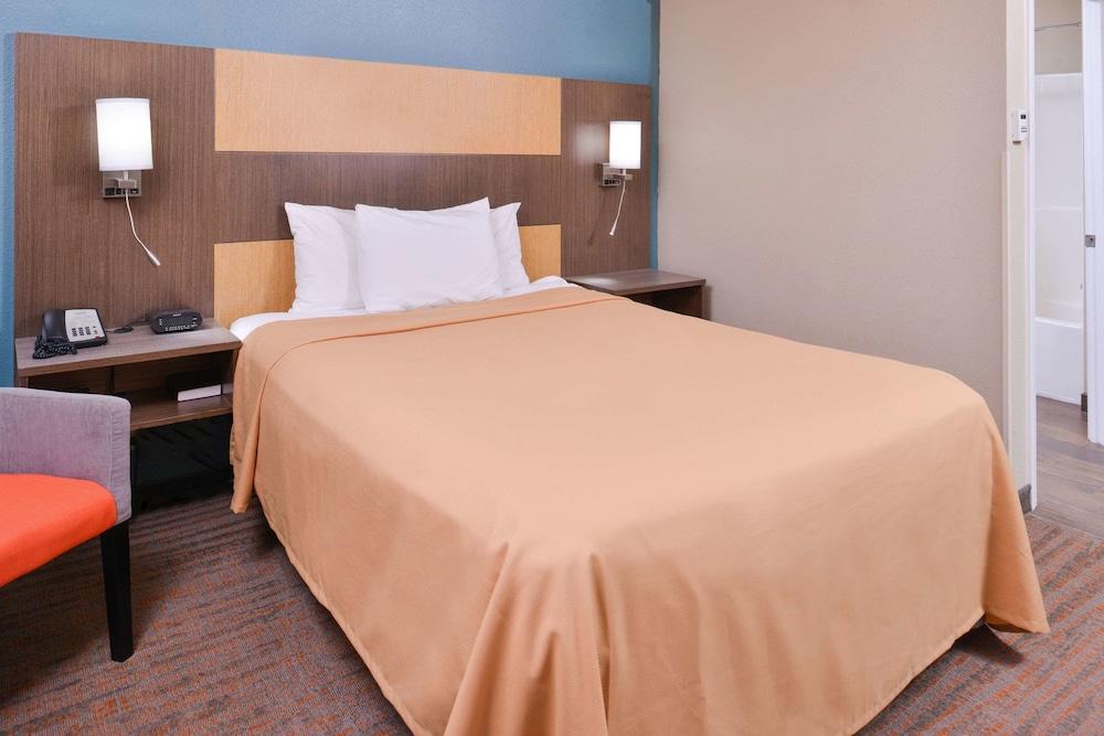 Hotel 6 - Overland Park 2*